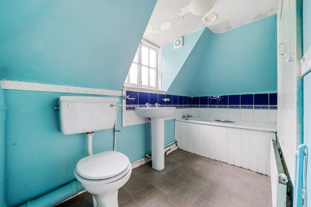 Lot: 32 - MID-TERRACED PROPERTY FOR REFURBISHMENT - Bathroom with window
